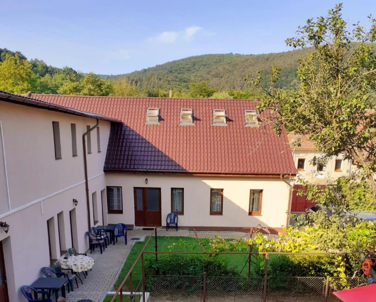 Hotel Casa Bunicii Sasca Montană Esterno foto